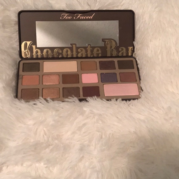 Like new Too Faced chocolate Bar palette - Picture 3 of 4